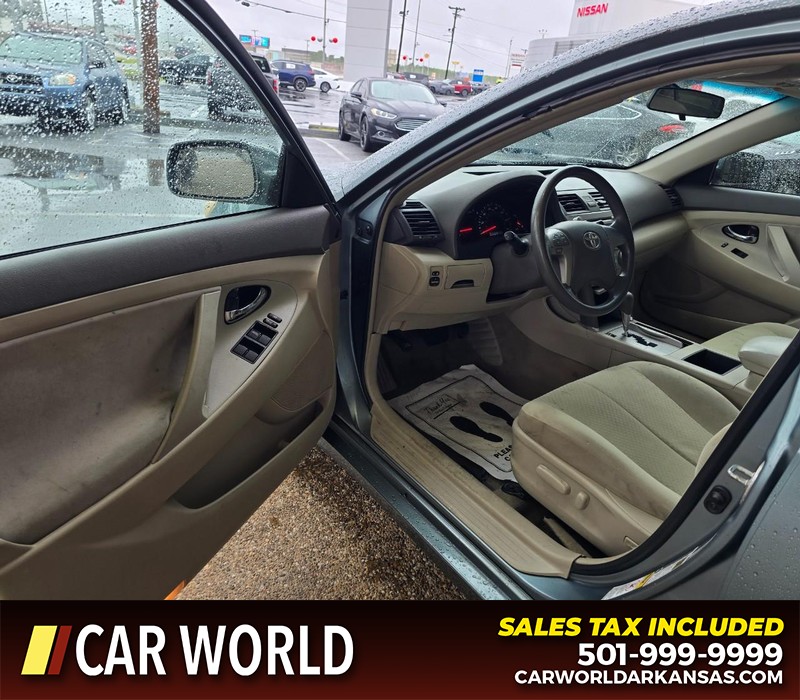 Toyota Camry Vehicle Full-screen Gallery Image 7