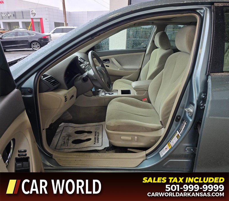 Toyota Camry Vehicle Full-screen Gallery Image 8