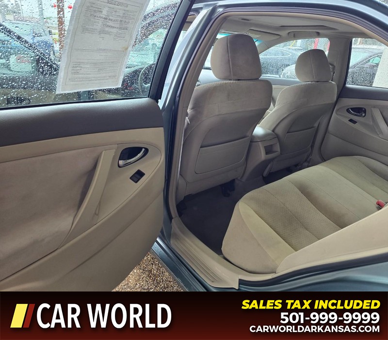 Toyota Camry Vehicle Full-screen Gallery Image 9