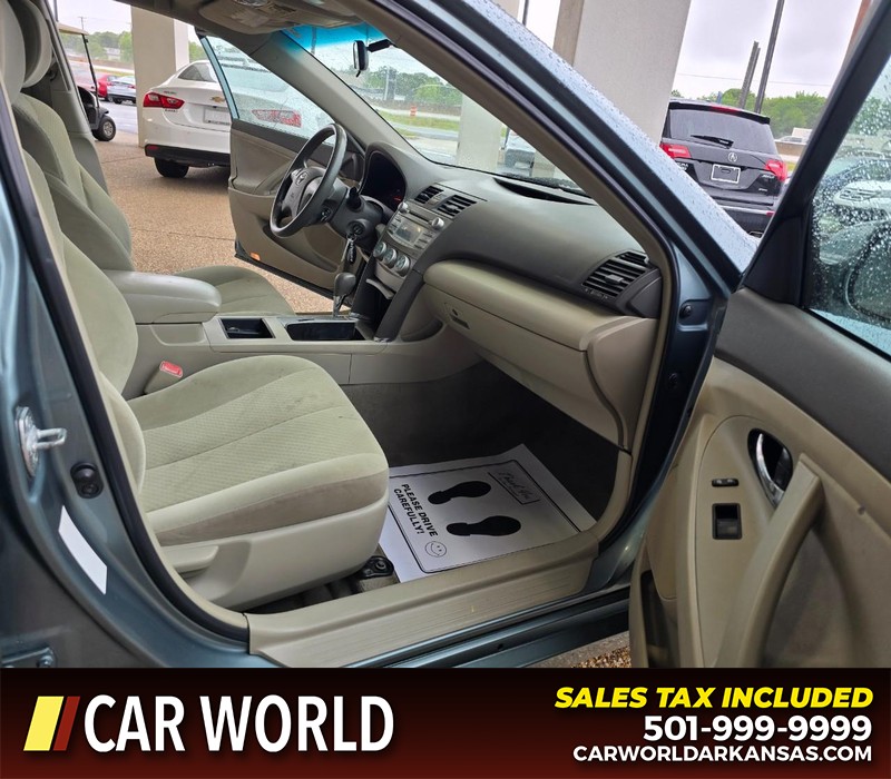 Toyota Camry Vehicle Full-screen Gallery Image 11