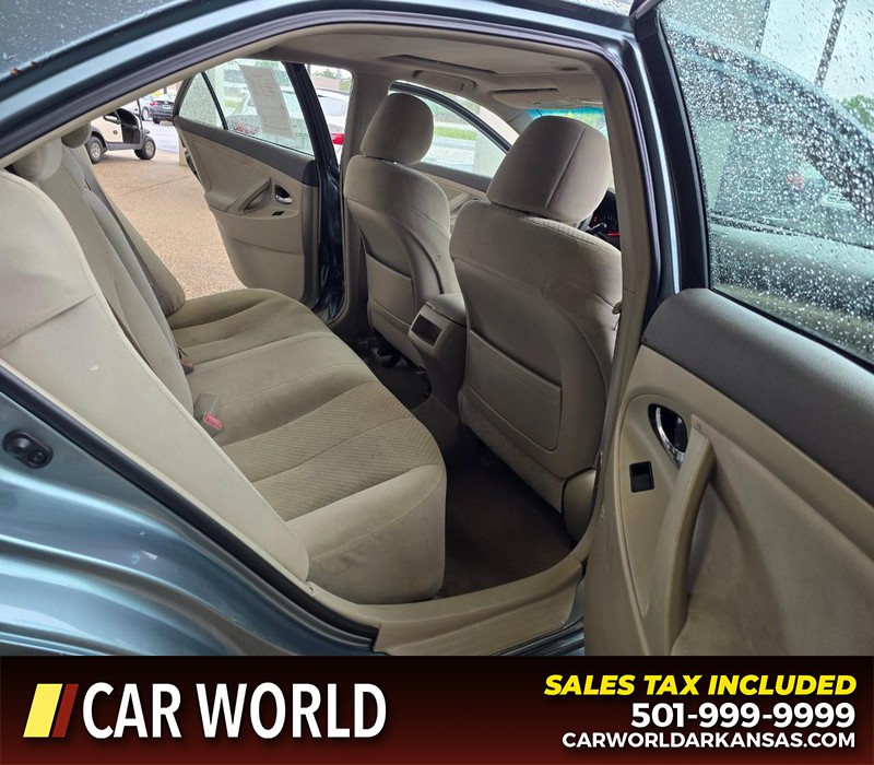 Toyota Camry Vehicle Full-screen Gallery Image 12