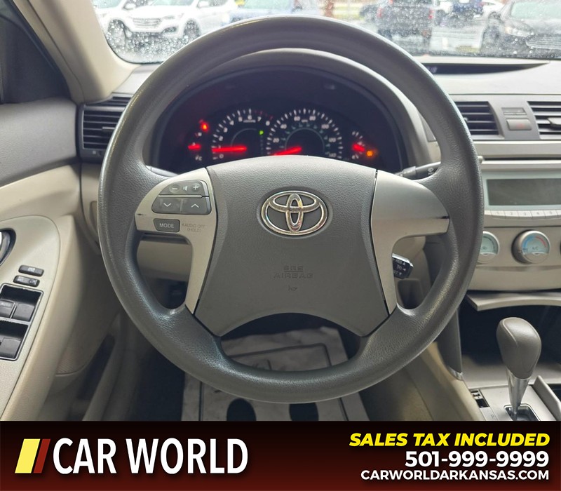 Toyota Camry Vehicle Full-screen Gallery Image 15