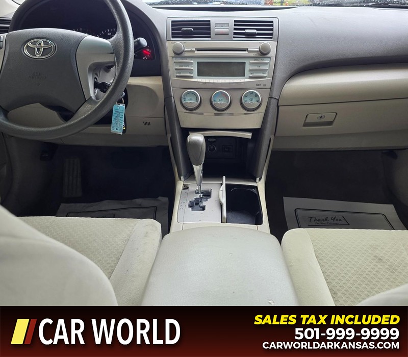 Toyota Camry Vehicle Full-screen Gallery Image 19