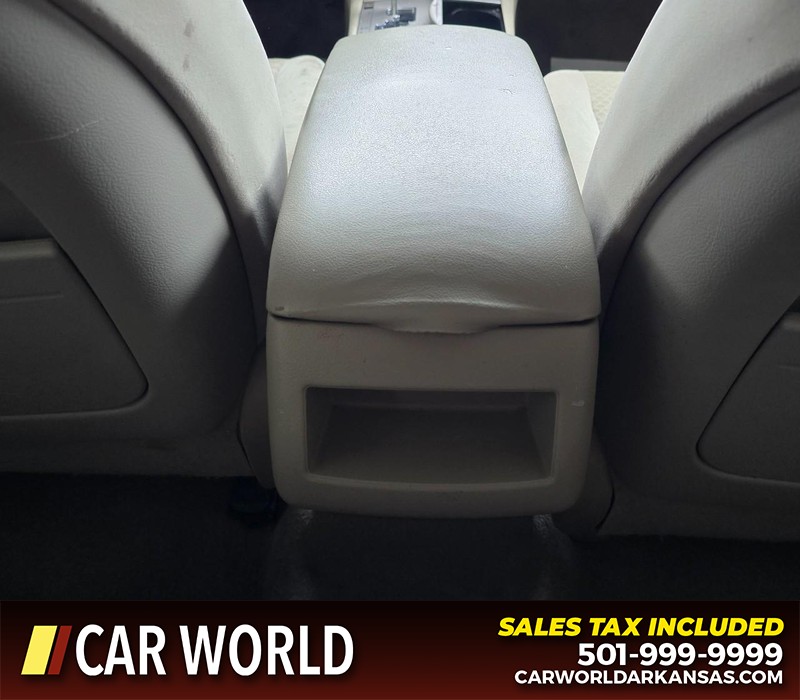 Toyota Camry Vehicle Full-screen Gallery Image 21