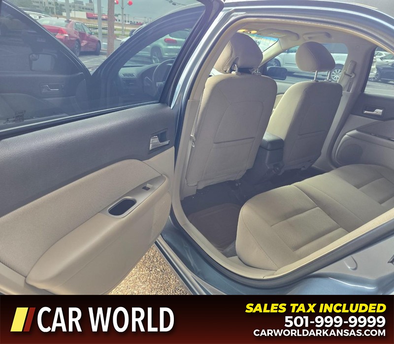 Ford Fusion Vehicle Full-screen Gallery Image 9