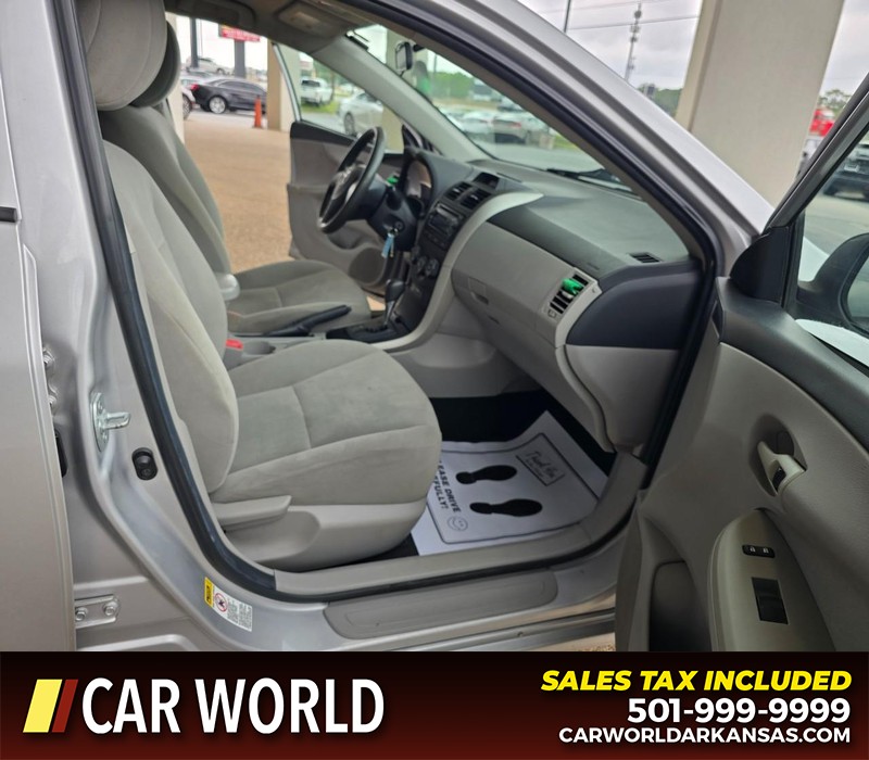 Toyota Corolla Vehicle Full-screen Gallery Image 11