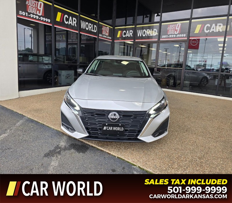 Nissan Altima Vehicle Full-screen Gallery Image 2