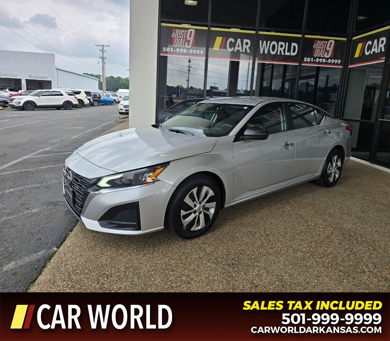 Nissan Altima Vehicle Full-screen Gallery Image 3