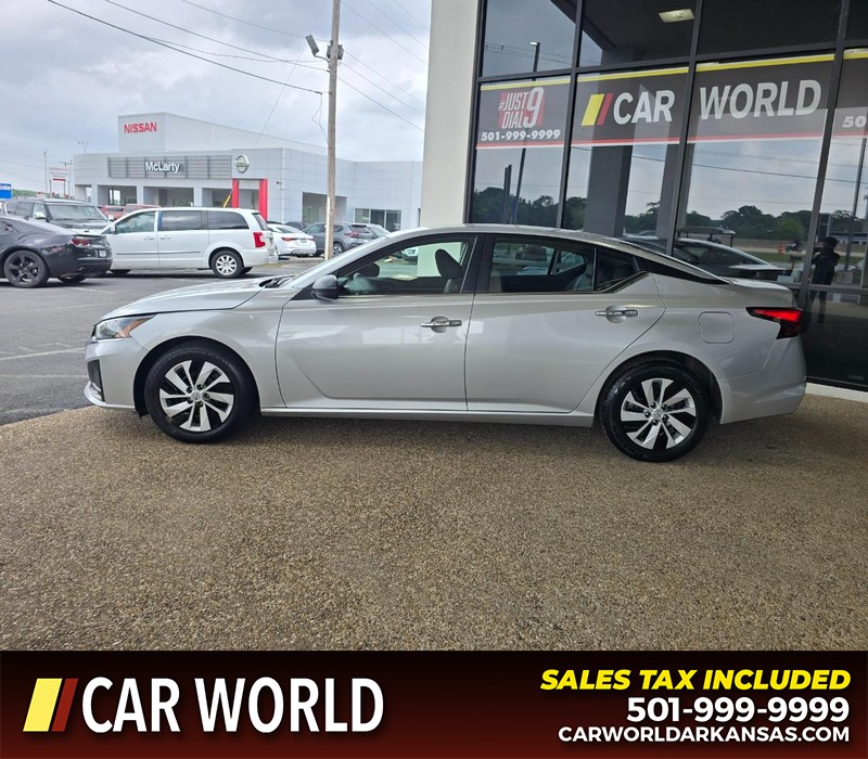 Nissan Altima Vehicle Full-screen Gallery Image 4