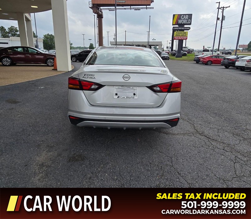 Nissan Altima Vehicle Full-screen Gallery Image 5