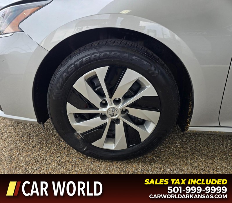 Nissan Altima Vehicle Full-screen Gallery Image 6