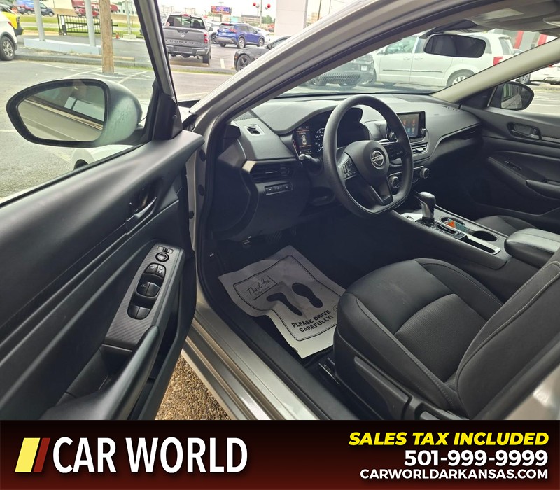 Nissan Altima Vehicle Full-screen Gallery Image 7