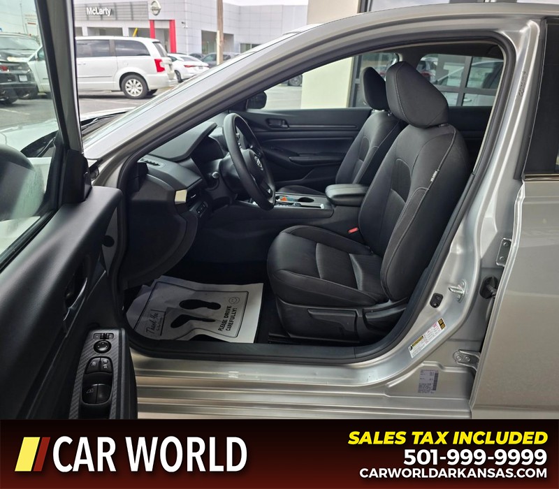 Nissan Altima Vehicle Full-screen Gallery Image 8