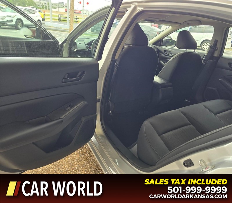 Nissan Altima Vehicle Full-screen Gallery Image 9