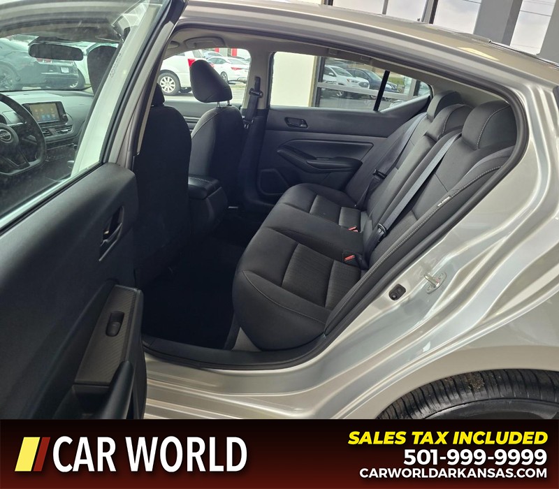 Nissan Altima Vehicle Full-screen Gallery Image 10