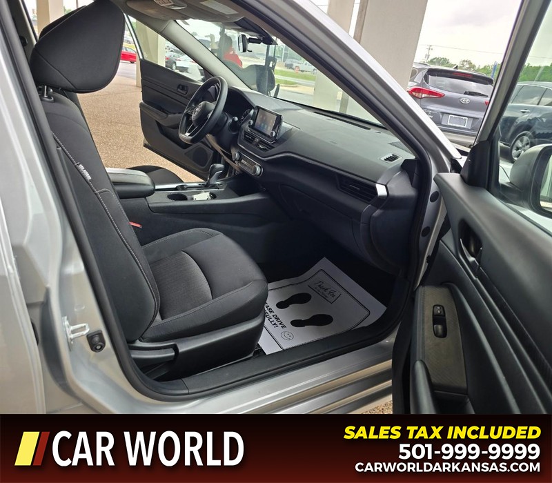 Nissan Altima Vehicle Full-screen Gallery Image 11