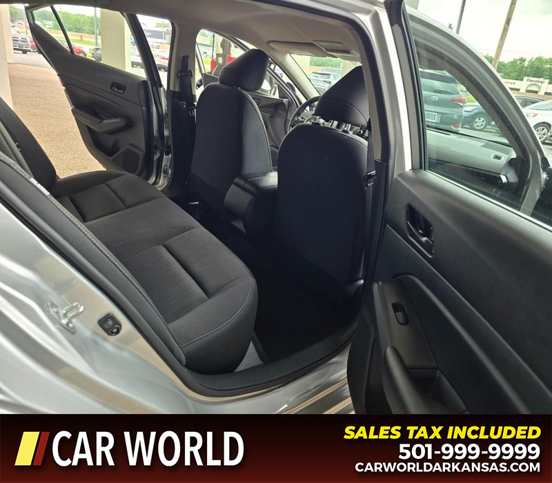 Nissan Altima Vehicle Full-screen Gallery Image 12