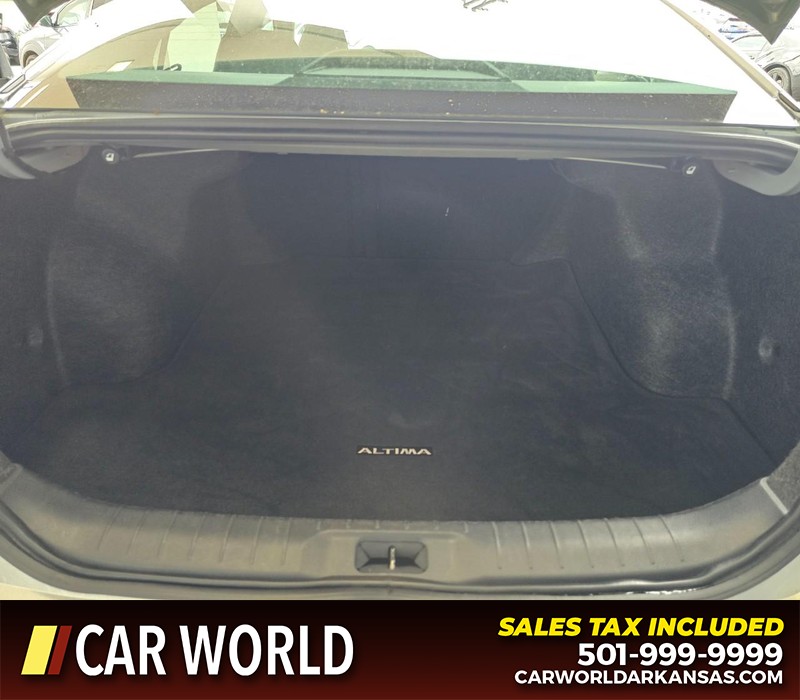 Nissan Altima Vehicle Full-screen Gallery Image 13