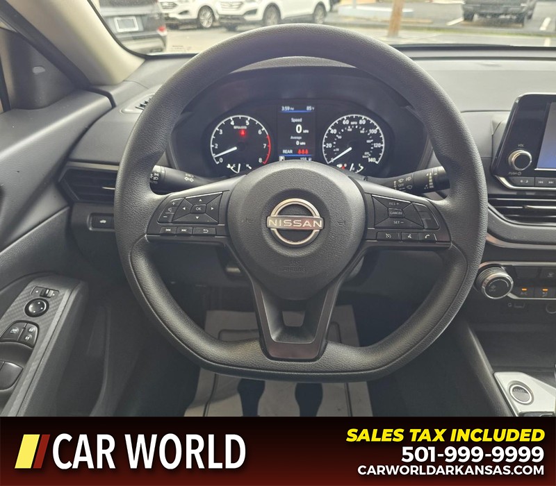 Nissan Altima Vehicle Full-screen Gallery Image 15