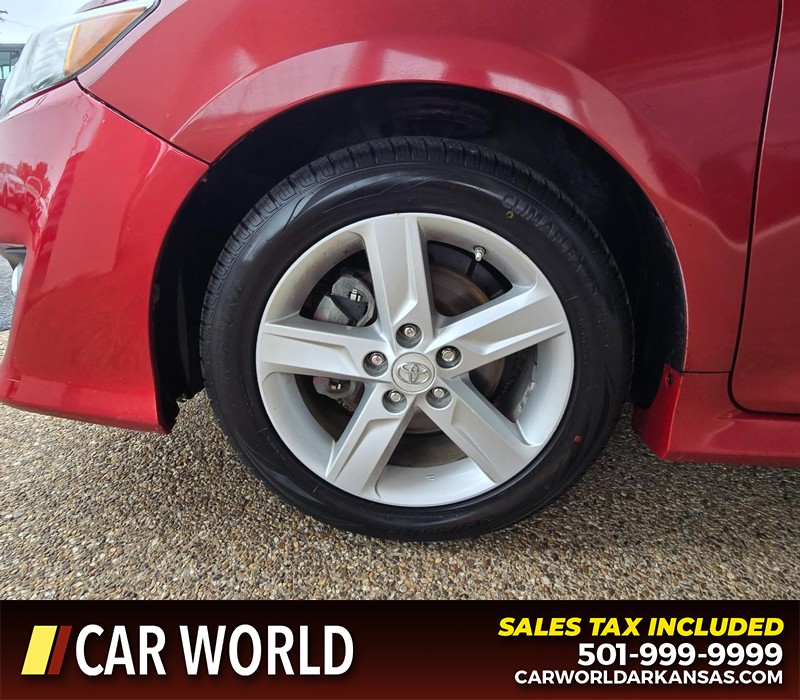 Toyota Camry Vehicle Full-screen Gallery Image 6