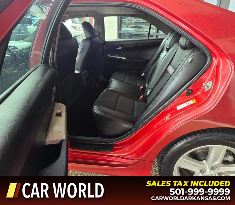 Toyota Camry Vehicle Full-screen Gallery Image 10