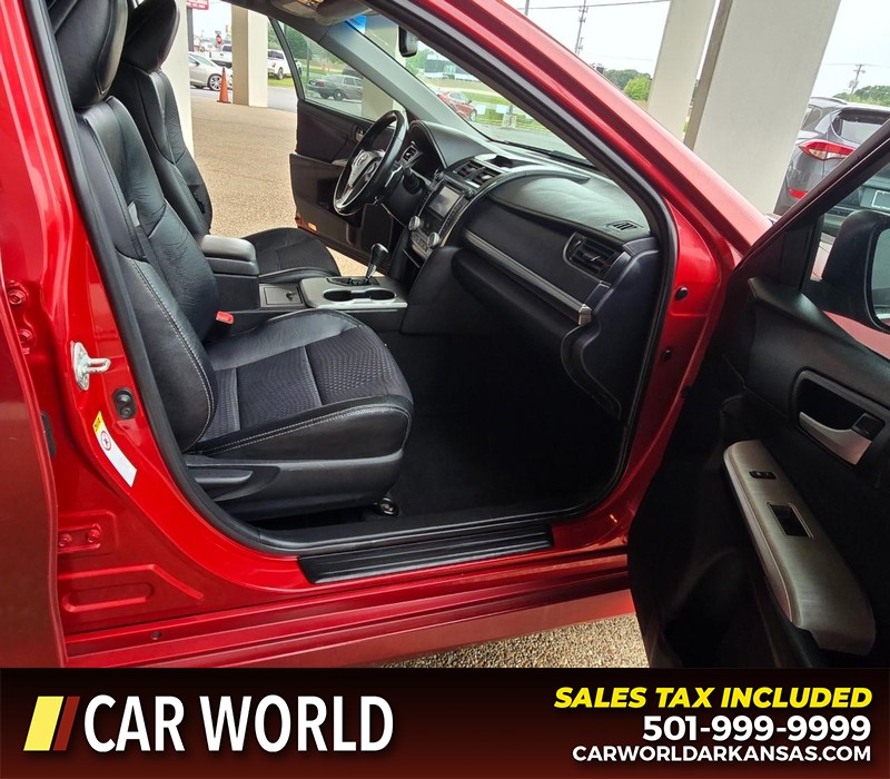 Toyota Camry Vehicle Full-screen Gallery Image 11