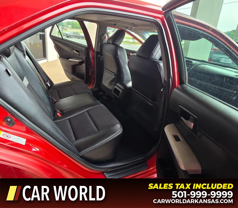 Toyota Camry Vehicle Full-screen Gallery Image 12