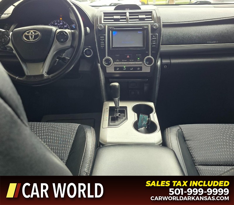 Toyota Camry Vehicle Full-screen Gallery Image 18