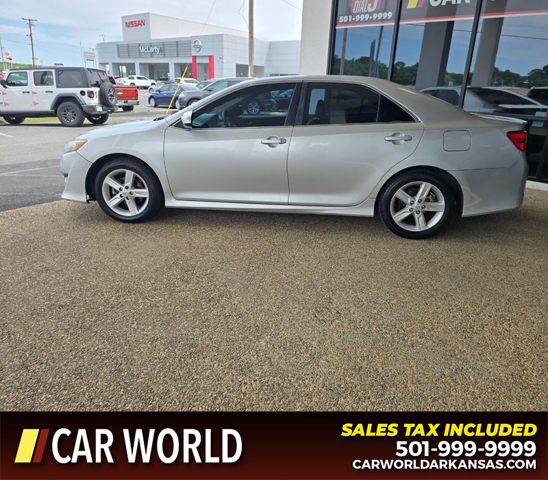 Toyota Camry Vehicle Full-screen Gallery Image 4