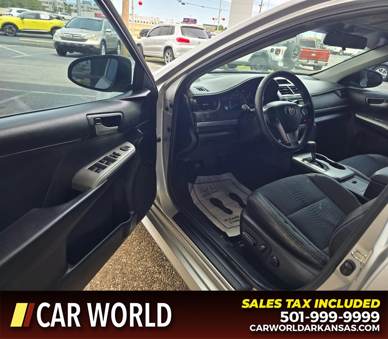 Toyota Camry Vehicle Full-screen Gallery Image 7
