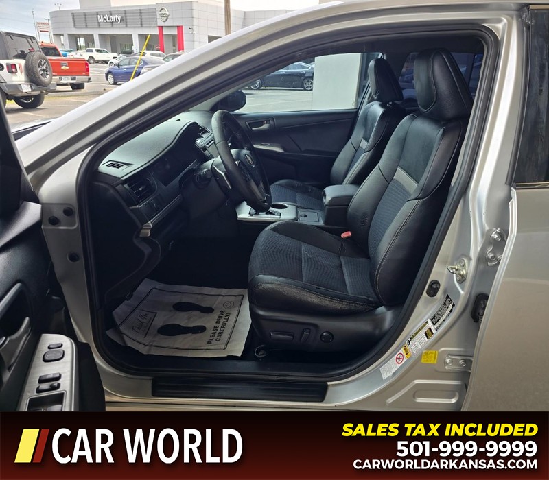 Toyota Camry Vehicle Full-screen Gallery Image 8