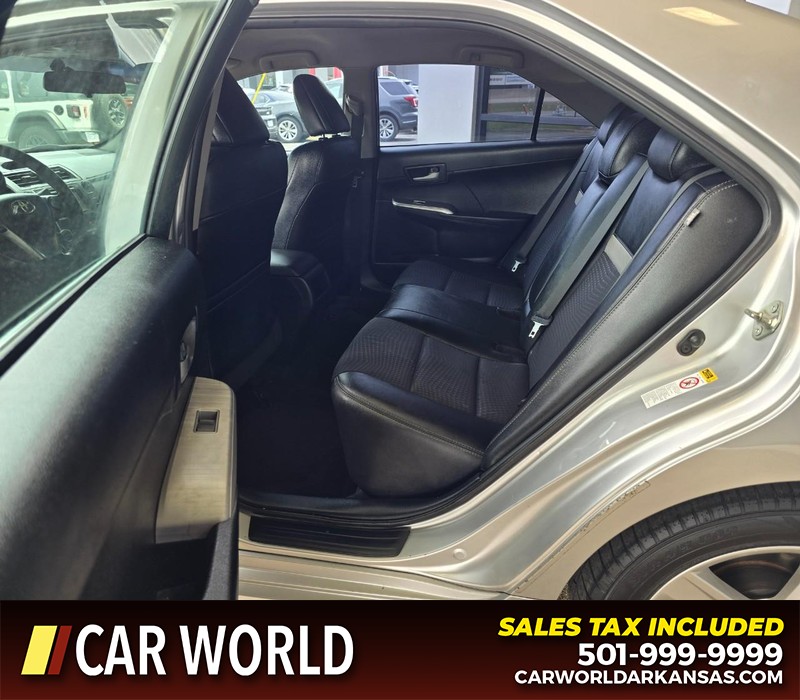 Toyota Camry Vehicle Full-screen Gallery Image 10