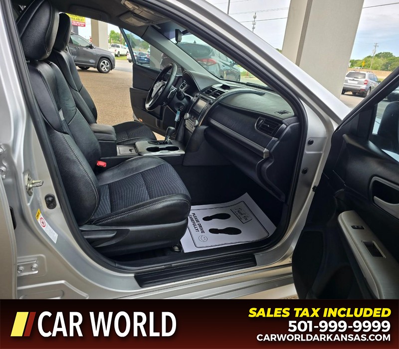 Toyota Camry Vehicle Full-screen Gallery Image 11