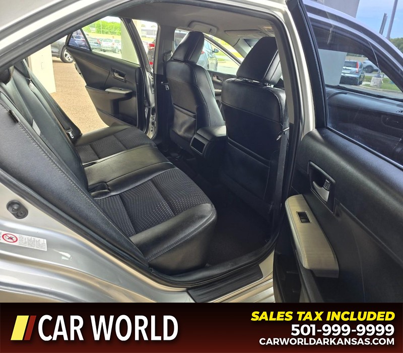 Toyota Camry Vehicle Full-screen Gallery Image 12