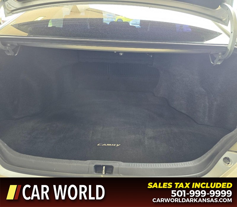 Toyota Camry Vehicle Full-screen Gallery Image 13