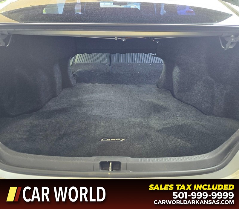 Toyota Camry Vehicle Full-screen Gallery Image 14