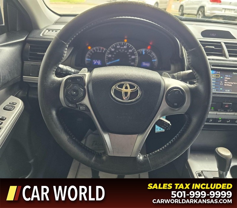 Toyota Camry Vehicle Full-screen Gallery Image 15