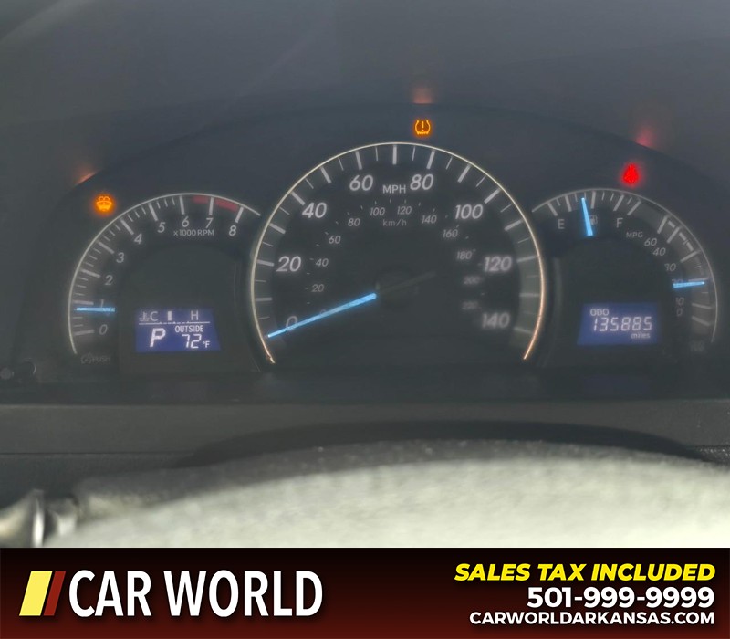 Toyota Camry Vehicle Full-screen Gallery Image 17