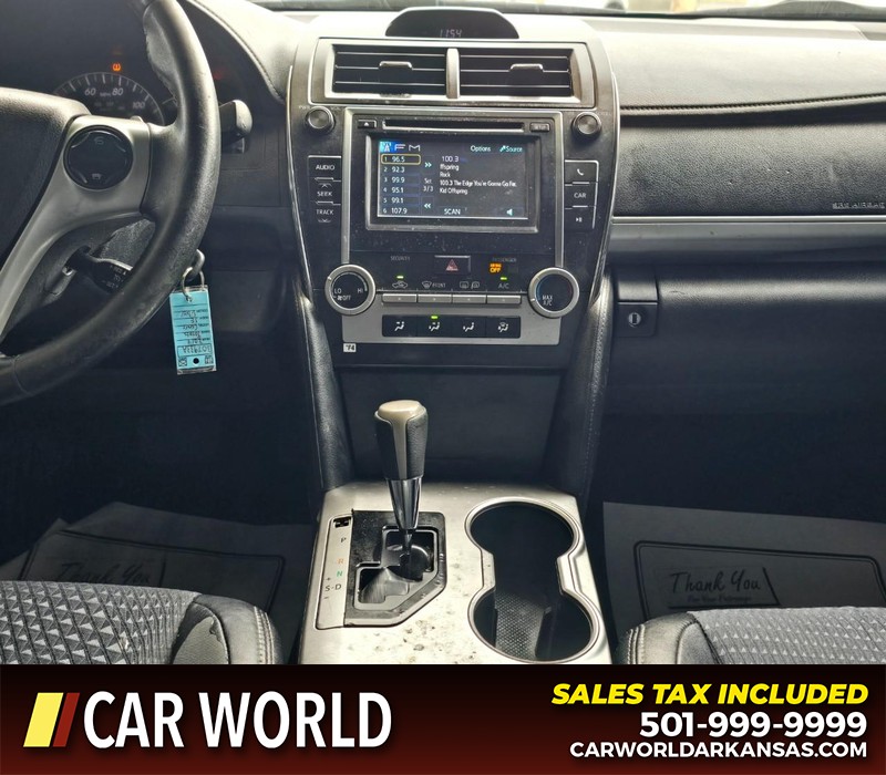 Toyota Camry Vehicle Full-screen Gallery Image 18