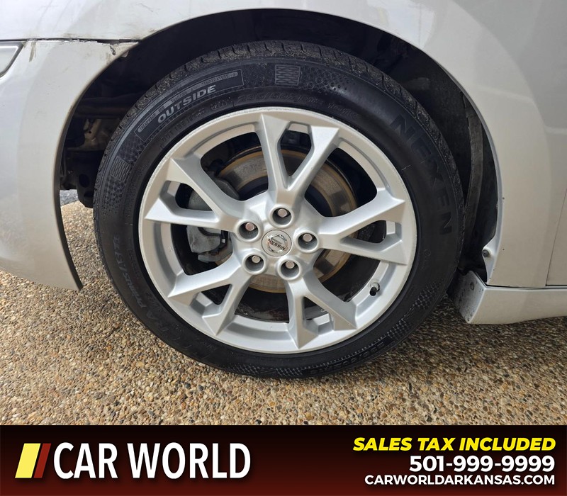 Nissan Maxima Vehicle Full-screen Gallery Image 6