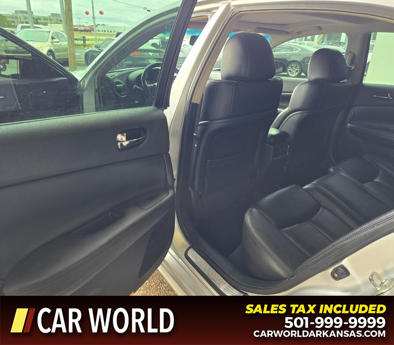 Nissan Maxima Vehicle Full-screen Gallery Image 9