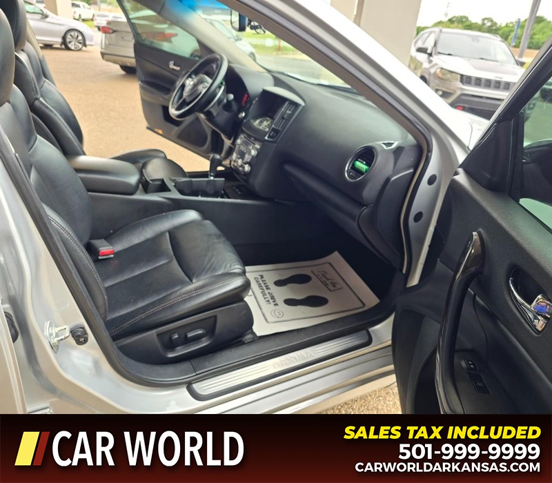 Nissan Maxima Vehicle Full-screen Gallery Image 11