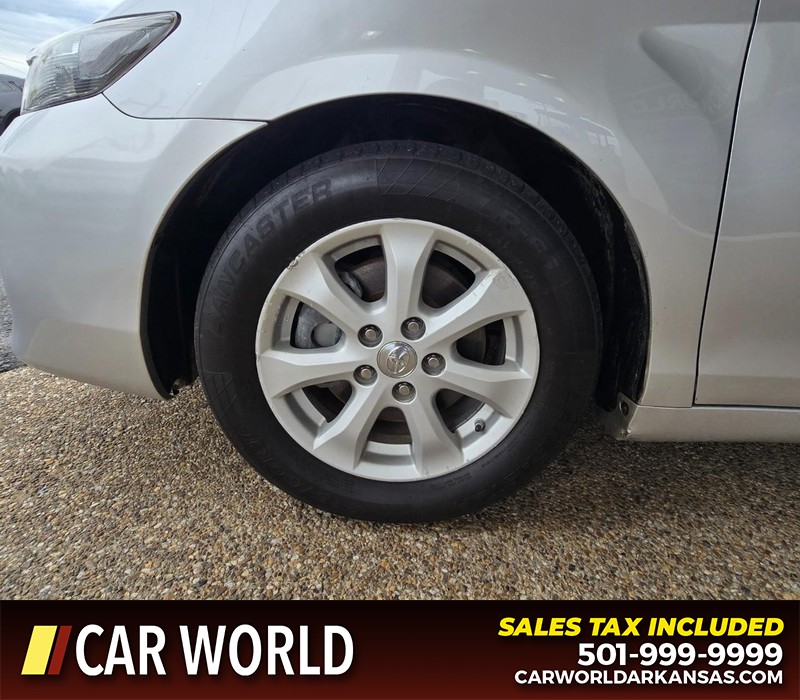 Toyota Camry Vehicle Full-screen Gallery Image 6