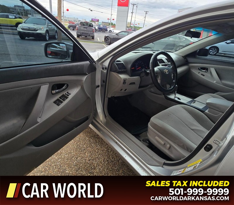 Toyota Camry Vehicle Full-screen Gallery Image 7