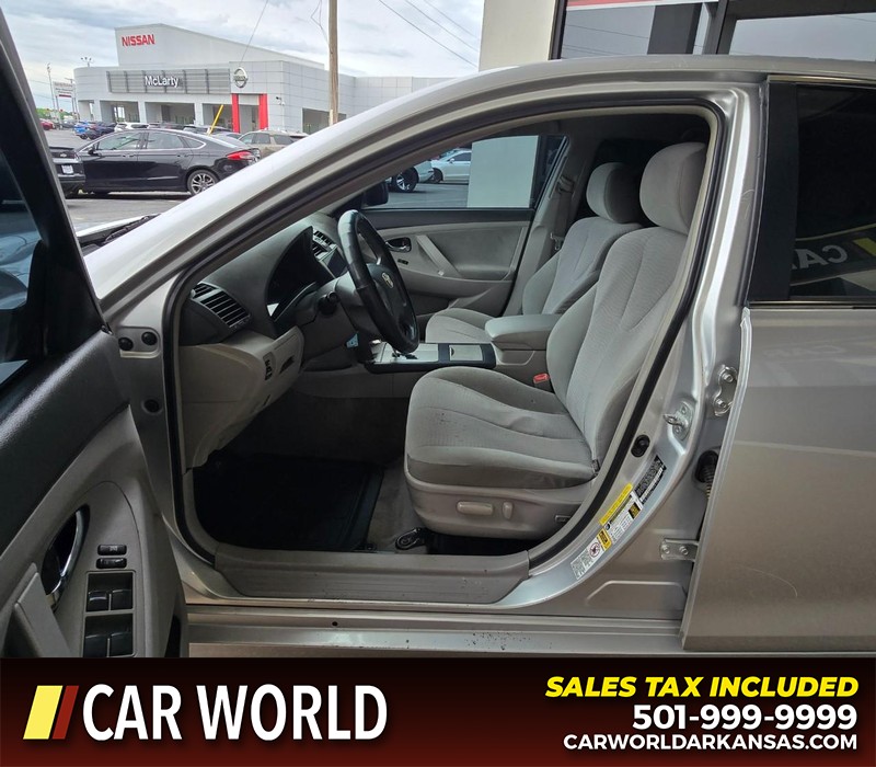 Toyota Camry Vehicle Full-screen Gallery Image 8