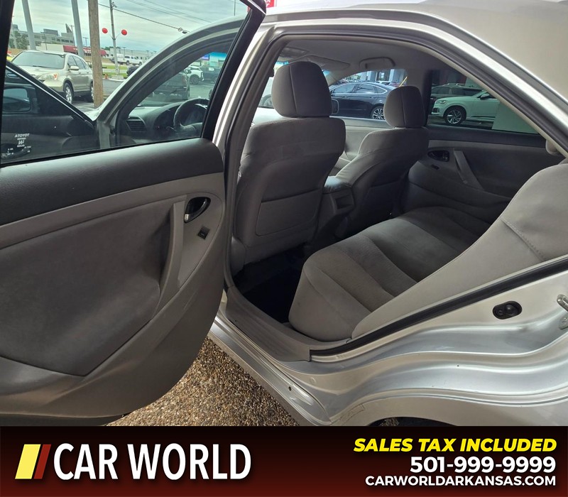 Toyota Camry Vehicle Full-screen Gallery Image 9
