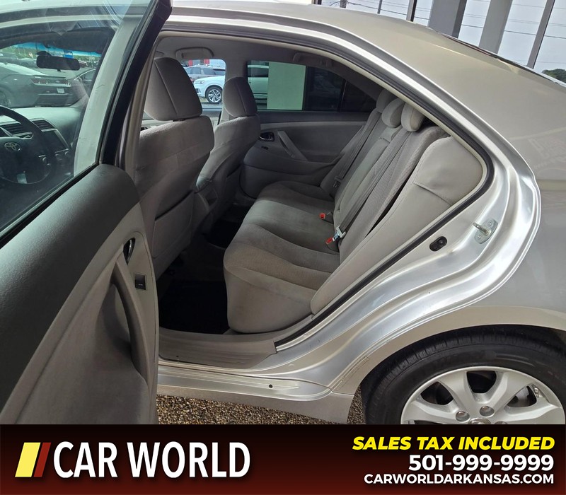 Toyota Camry Vehicle Full-screen Gallery Image 10