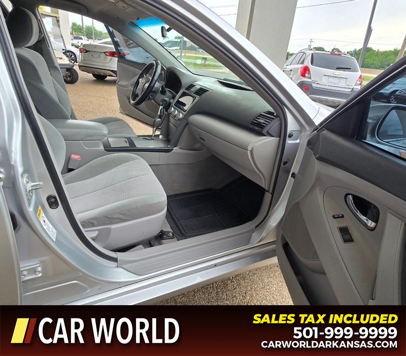 Toyota Camry Vehicle Full-screen Gallery Image 11