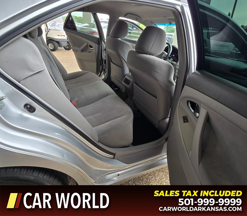 Toyota Camry Vehicle Full-screen Gallery Image 12