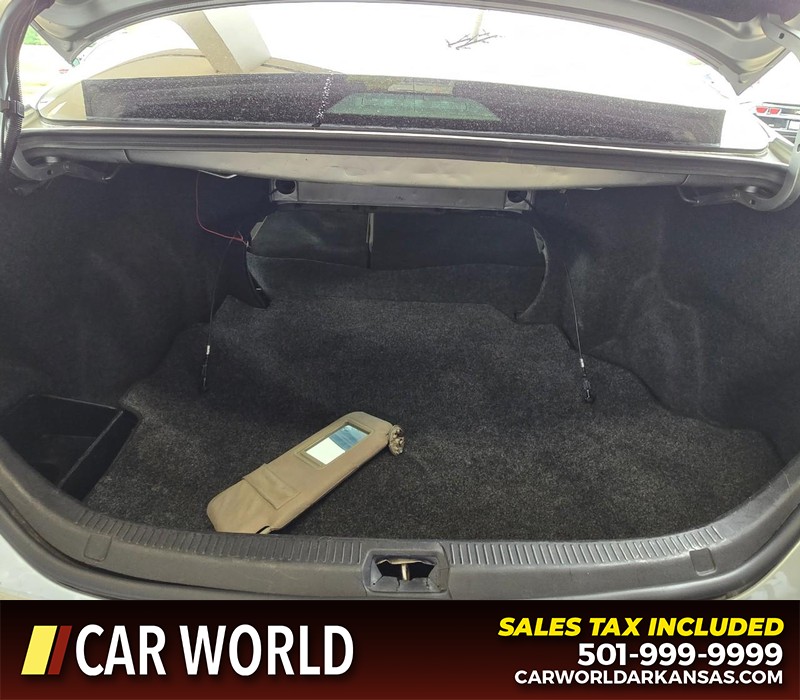 Toyota Camry Vehicle Full-screen Gallery Image 14